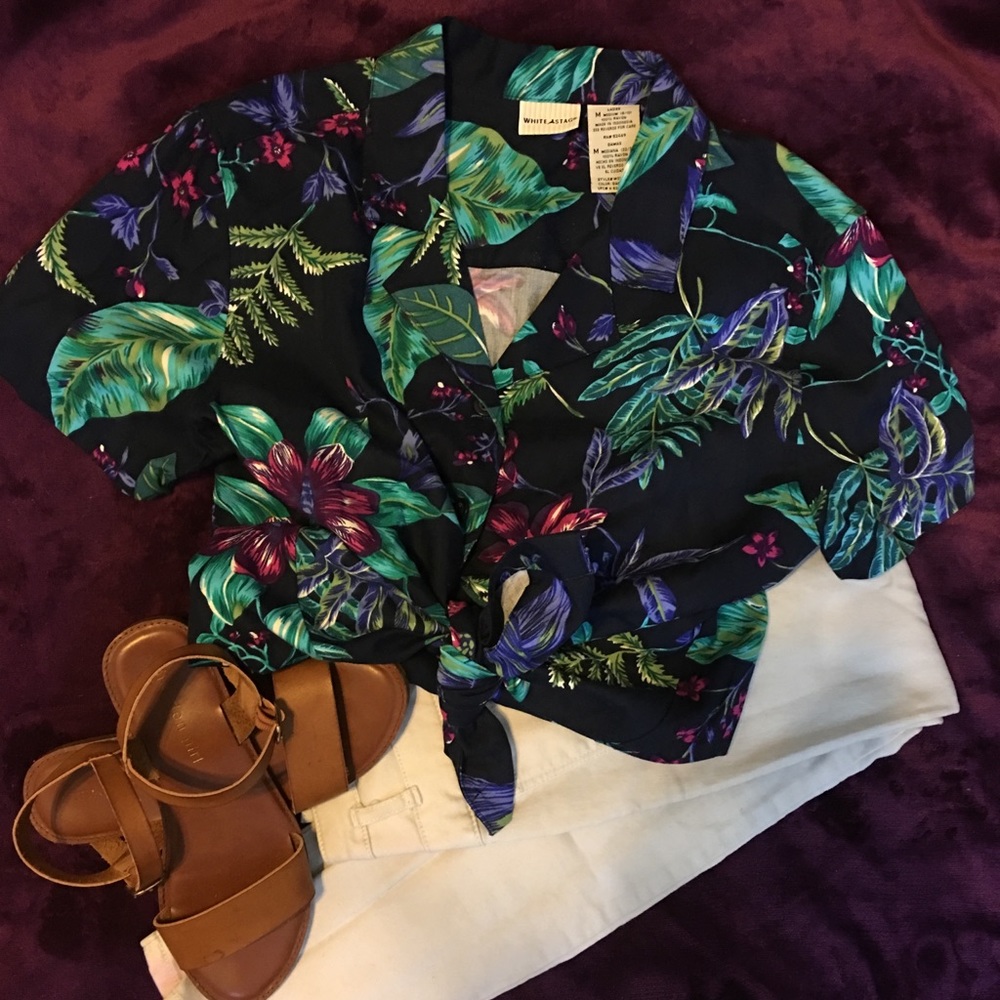 Vintage Floral Button-Up! 🌿💙